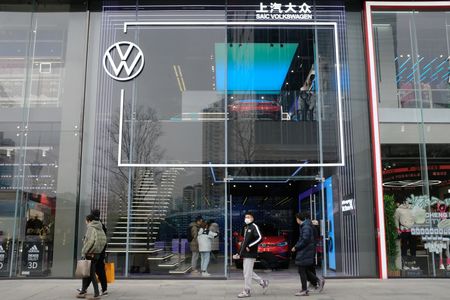 volkswagen aims to double electric car sales in china this year after missing tar s